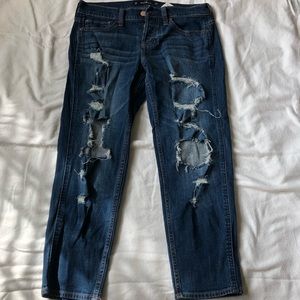 HOLLISTER ripped boyfriend jeans!